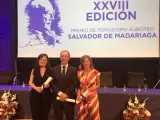 Fotografía de los tres premiados: Catalina Guerrero, Julián Cabrera y Marta Carazo.