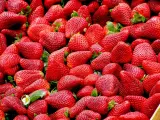 La fruta fresca tiene un bajo índice glucémico y algunos alimentos como las fresas, las frutas del bosque, las manzanas o las peras son muy nutritivas y ayudan a mantener activo el metabolismo.