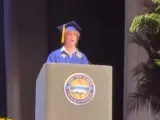Zander Moricz, graduado en Florida, realiza su discurso.