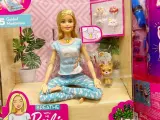 Imagen de la caja de la Barbie que hace yoga.