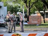 Agentes policiales, junto a la escuela de primaria Robb, en Uvalde (Texas, EE UU), donde un joven mató a 19 niños y dos profesoras.