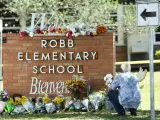 Varias personas han dejado flores en el colegio donde se produjo la masacre.
