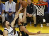 Stephen Curry, de los Golden State Warriors, entra a canasta durante el quinto partido de la final de la Conferencia Oeste de la NBA ante los Dallas Mavericks.
