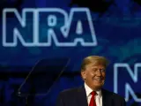 El expresidente de EE UU Donald Trump sonríe durante la convención anual de la Asociación Nacional del Rifle, celebrada en Texas.