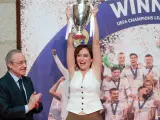 La presidenta de la Comunidad de Madrid, Isabel Díaz Ayuso, levanta una replica del trofeo de la Champions League.