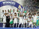 Los jugadores del Real Madrid celebran la victoria.