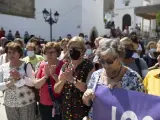 Un grupo de mujeres vecinas de Montemayor en el minuto de silencio por el asesinato de una mujer a manos de su pareja en la localidad cordobesa.