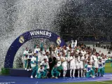 Marcelo levanta el trofeo de la Champions League.