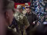 El presidente de Ucrania, Volod&iacute;mir Zelenski, durante una visita a los soldados ucranianos que combaten en el frente de J&aacute;rkov.
