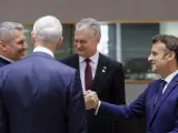 El canciller austriaco, Karl Nehammer; el presidente francés, Emmanuel Macron; y el presidente lituano, Gitanas Nauseda, durante un Consejo Europeo, en Bruselas.
