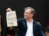 l candidato presidencial de izquierda colombiano Gustavo Petro por la alianza política "Pacto Histórico" vota durante las elecciones presidenciales colombianas de 2022.