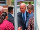 El presidente de EE UU, Joe Biden, en las afueras de la escuela de Uvalde (Texas), donde un joven mató a 19 niños y dos profesoras.