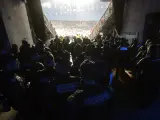 Un grupo de policías en uno de los túneles de acceso al Stade de France de Saint-Denis