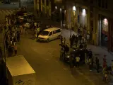 Jóvenes aglomerados por la noche en la zona del Triángulo Golfo de Barcelona, un espacio de la capital catalana donde cada noche decenas de personas se juntan para hacer botellón ante la queja constante de los vecinos.