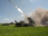 Lanzamiento de artillería en Ucrania, en defensa de la invasión rusa.
