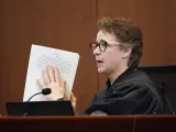 La jueza Penney Azcarate dando instrucciones al jurado del juicio de Johnny Depp y Amber Heard.