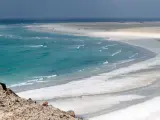Laguna y playa de Ditwa cerca del puerto de Qalensiya, la segunda ciudad más grande de la isla de Socotra en Yemen.