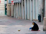 Una persona sin hogar permanece en la calle en Málaga, durante el estado de alarma por la pandemia de covid-19, en abril de 2020.