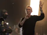 Simon McQuoid dirigiendo uan escena de 'Mortal Kombat'