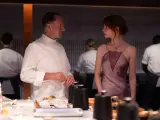 Ralph Fiennes y Anya Taylor-Joy en 'El menú'