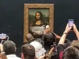 La Gioconda en el Museo del Louvre de París tras ser atacado con un pastel.
