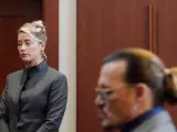 Johnny Depp y Amber Heard, durante una sesión del juicio.