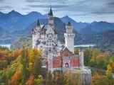 En Baviera, Alemania, encontramos este misterioso lugar donde el rey Ludwig II fue declarado loco y depuesto antes de que se completara el castillo; murió poco después por causas misteriosas.