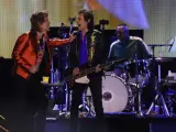 Mick Jagger y Ronnie Wood, durante el concierto de los Rolling Stones en el estadio Wanda Metropolitano, en Madrid.
