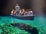 Esta agua es tan transparente que parece que la barca literalmente está volando. Se encuentra en Grecia. (Foto: Reddit/JustSadd)