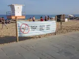 Un cartel advierte de la prohibición de fumar en las playas de Barcelona.