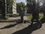 Un soldado ucraniano pasa junto a un proyectil en la ciudad ucraniana de Severodonetsk, en la región de Lugansk.
