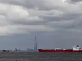 Un buque pasa junto a la sede de Gazprom en San Petersburgo.