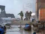 Rescate de los bomberos en una explosión de un depósito de contenedores en Bangladesh.