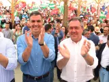 El secretario general del PSOE y presidente del Gobierno, Pedro Sánchez, y el candidato a la Junta, Juan Espadas, este domingo.