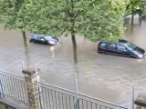 Dos coches anegados por el agua tras la tormenta que ha tenido lugar en Francia en la noche de este sábado.