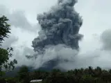 Erupción del volcán Bulusán en Luzón, Filipinas.