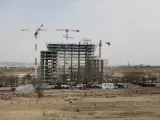 Tres grúas trabajan en la construcción de un edificio en Madrid.