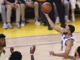 Stephen Curry, de los Golden State Warriors, entra a canasta durante el segundo partido de la final de la NBA ante los Boston Celtics, en San Francisco.