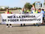 Representantes sindicales en BASF con una pancarta durante la concentración de este martes.