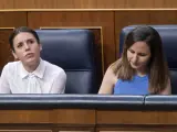 La ministra de Igualdad, Irene Montero (i), y la ministra de Derechos Sociales y Agenda 2030, Ione Belarra, en una sesión plenaria en el Congreso de los Diputados, a 25 de mayo de 2022, en Madrid (España).