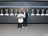 Modric con Florentino en el momento de anunciar su renovación.