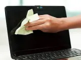 Cleaning a netbook screen with an antistatic cloth