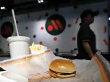 Un menú de hamburguesa, patatas y bebida del nuevo McDonald's ruso, el 'Sabroso y punto'.