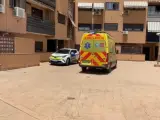 Una ambulancia y un vehículo de la Policía Local, en el lugar donde ha sido apuñalada una mujer en Pinto.