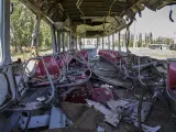 Un tranvía destrozado por los bombardeos en Járkov, Ucrania, durante los combates entre el ejército ruso y las tropas ucranianas.