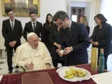 El ministro de la Presidencia, Felix Bolaños, mostrando al papa Francisco los obsequios.