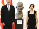 La presidenta de la Comunidad de Madrid, Isabel Díaz Ayuso, junto a Su Majestad el Rey Felipe VI en la presentación del busto del monarca.