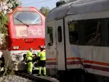 Operarios trabajando en los preparativos de la retirada del tren de pasajeros accidentado el pasado domingo en Vila-seca (Tarragona).