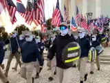 Miembros del Patriot Front desfilan por el Lincoln Memorial en Washington DC, en diciembre de 2021.