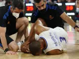 Randolph se queja en el suelo del Palau tras su lesión contra el Barcelona